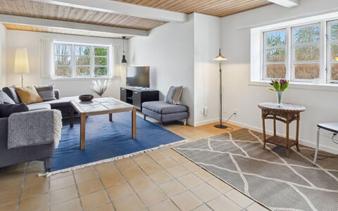 Munibert - 3.8Km from the Sea: Gulvbelægning, Indretning, Couch, Møbel, Etage, Loft, Træ, Stue, Værelse, Trægulve