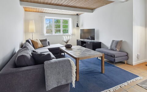 Munibert - 3.8Km from the Sea: Couch, Indretning, Gulvbelægning, Træ, Møbel, Etage, Stue, Loft, Hjem, Værelse