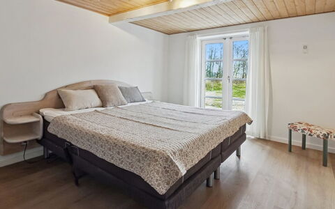 Munibert - 3.8Km from the Sea: Møbel, Seng, Indretning, Soveværelse, Sengetøj, Sengetøj, Etage, Træ, Gulvbelægning, Loft