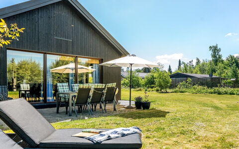 Tjerk - 900M from the Sea: Hjem, Busk, Hus, Sommerhus, Land Lot, Estate, Have, Bunddække, Landscaping, Sidespor
