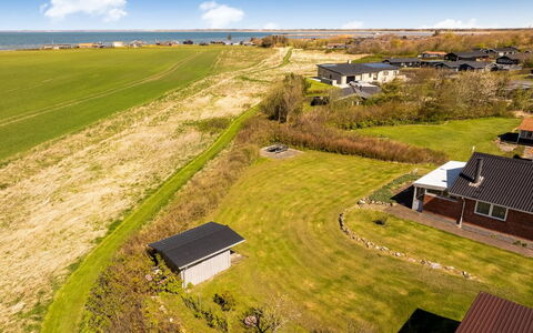 Jale - 500M to the Fjord: Have, Bunddække, Bagagerum, Forår, Lawn, Backyard, Skygge, Gård, Landscaping, Water Feature
