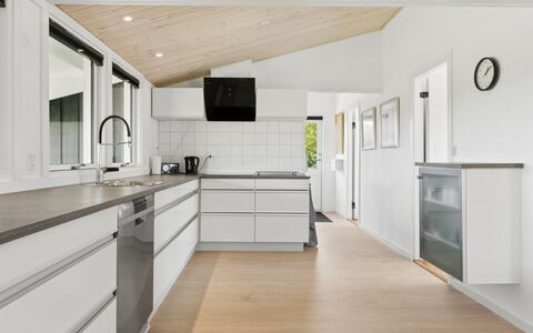 Jügen - 600M to the Fjord: Køkken, Gulvbelægning, Countertop, Træ, Indretning, Cabinetry, Etage, Køkken Apparat, Loft, Møbel