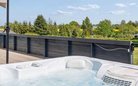 Jügen - 600M to the Fjord: Badekar, Møbel, Gulvbelægning, Sanitærarmatur, Etage, Kompositmateriale, Svømmepøl, Jacuzzi, Udendørs Møbler