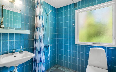 Erk - from the Sea: Blå, Badeværelse, Sanitærarmatur, Gulvbelægning, Etage, Indretning, Toilet, Vvs, Flise, Kompositmateriale