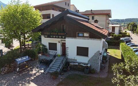 House Angy: Hus, Boligområde, Hjem, Sommerhus, Tag, Estate, Forstad, Altan, Indkørsel, Gård