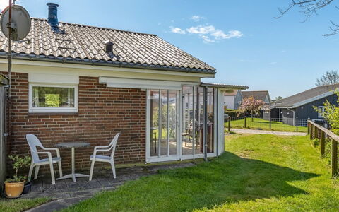 Wrange - 100M to the Fjord: Busk, Hus, Boligområde, Hjem, Have, Skygge, Gård, Gårdsplads, Blomsterkrukke