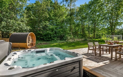 Martta - 250M from the Sea: Hårdttræ, Have, Bejdse, Eco Hotel, Jacuzzi, Svømmepøl, Stueplante, Bjælkehytte, Garden Bygninger