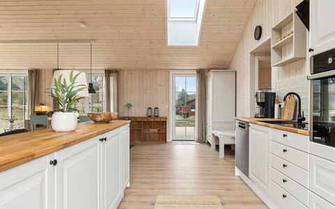 Martta - 250M from the Sea: Køkken, Gulvbelægning, Træ, Countertop, Møbel, Indretning, Etage, Cabinetry, Loft, Trægulve