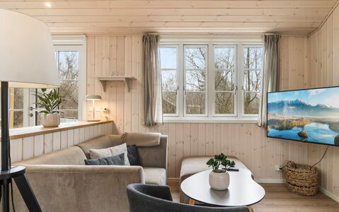 Martta - 250M from the Sea: Møbel, Indretning, Træ, Gulvbelægning, Etage, Værelse, Loft, Hjem, Belysning, Stue
