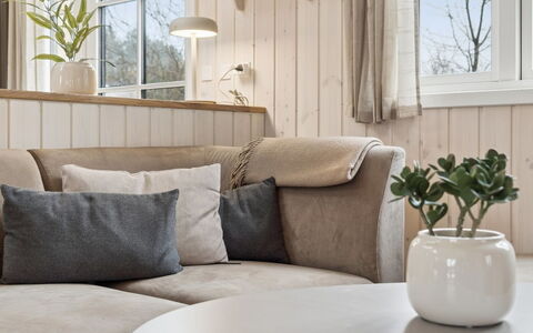 Martta - 250M from the Sea: Møbel, Indretning, Gulvbelægning, Etage, Hjem, Throw Pillow, Værelse, Pude, Pude, Stue