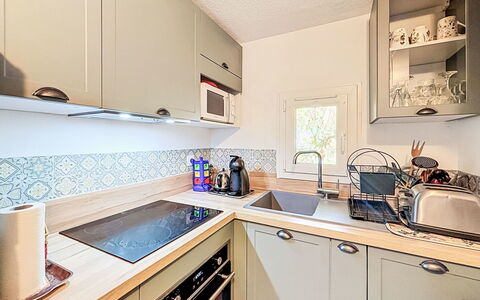 Ploemel 102: Køkken Apparat, Køkken, Countertop, Større Bandage, Husholdningsapparat, Indretning, Komfur, Cabinetry, Gulvbelægning, Træ