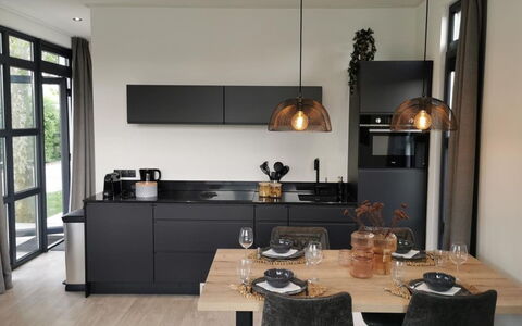 De Witte Parel: Køkken, Countertop, Indretning, Møbel, Lysarmatur, Gulvbelægning, Loft, Belysning, Køkken Apparat, Cabinetry