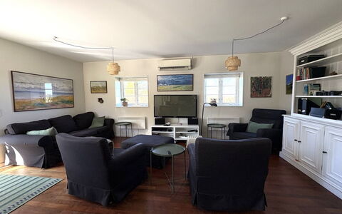 Anelle - 1.2Km to the Fjord: Møbel, Indretning, Couch, Gulvbelægning, Etage, Stue, Loft, Træ, Værelse, Bord