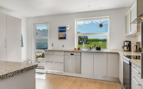 Grita - 100M to the Fjord: Køkken, Countertop, Gulvbelægning, Indretning, Køkken Apparat, Møbel, Større Bandage, Cabinetry, Loft, Etage