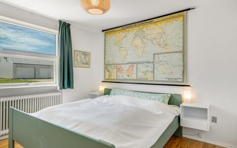 Grita - 100M to the Fjord: Seng, Møbel, Indretning, Soveværelse, Sengetøj, Væg, Sengetøj, Etage, Gulvbelægning, Loft