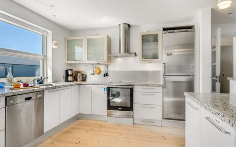Grita - 100M to the Fjord: Køkken, Køkken Apparat, Countertop, Større Bandage, Gulvbelægning, Cabinetry, Indretning, Loft, Husholdningsapparat, Møbel