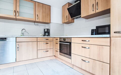 Maria: Cabinetry, Træ, Indretning, Skuffe, Countertop, Møbel, Gulvbelægning, Skab, Køkken, Køkken Apparat