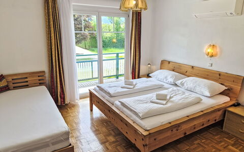 Haus Kühnsdorf: Møbel, Træ, Soveværelse, Seng, Indretning, Gulvbelægning, Etage, Sengetøj, Sengetøj, Bed Frame