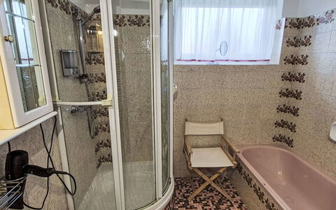 Haus Kühnsdorf: Etage, Indretning, Gulvbelægning, Sanitærarmatur, Textile, Værelse, Badeværelse, Vvs, Møbel, Toilet