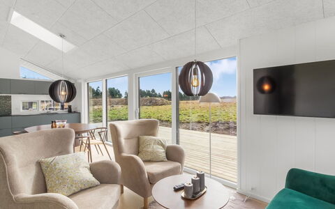 Junis - 900M from the Sea: Hav, Horisont, Kyst, Coastal Og Oceaniske Landskabsformer, Møbel, Ocean, Kyst, Udvej, Strand, Stol