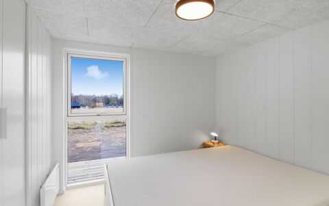 Junis - 900M from the Sea: Træ, Loft, Hårdttræ, Soveværelse, Dagslys, Lysarmatur, Design, Bejdse, Planke, Gips