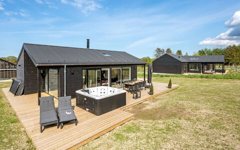Junis - 900M from the Sea: Sommerhus, Cykel, Garden Bygninger, Cykelhjul, Sidespor, Stuehus