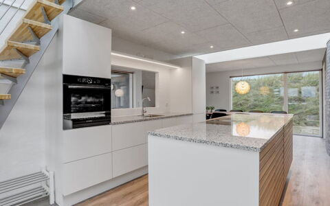 Eicke - 20M from the Sea: Gulvbelægning, Loft, Indretning, Etage, Køkken, Countertop, Cabinetry, Flise, Husholdningsapparat, Trægulve