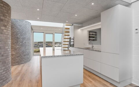 Eicke - 20M from the Sea: Gulvbelægning, Træ, Loft, Etage, Indretning, Køkken, Countertop, Lysarmatur, Trægulve, Cabinetry