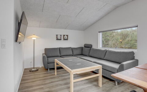 Eicke - 20M from the Sea: Træ, Gulvbelægning, Loft, Møbel, Indretning, Etage, Couch, Værelse, Stue