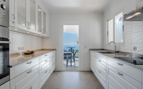 Preciados: Køkken, Countertop, Cabinetry, Gulvbelægning, Møbel, Træ, Indretning, Køkken Apparat, Etage, Skuffe