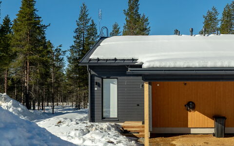 Saariselän Aavahelmi a: Træ, Sommerhus, Bjælkehytte, Skov, Skur, Garden Bygninger, Lærk, Woodland, Bejdse