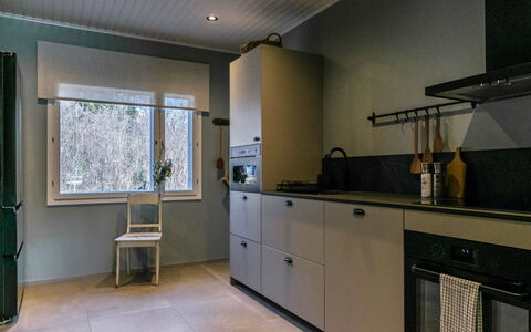 Virtaan Tainio: Indretning, Køkken, Gulvbelægning, Countertop, Lysarmatur, Loft, Cabinetry, Belysning, Etage, Køkken Apparat
