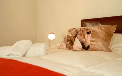 Villa the Horses: Soveværelse, Sengetøj, Sengetøj, Textile, Sengetøj, Seng, Møbel, Indretning, Brun, Belysning