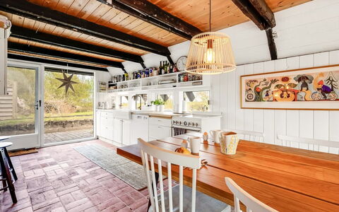 Arendine - 250M from the Sea: Indretning, Gulvbelægning, Møbel, Træ, Loft, Køkken, Lysarmatur, Etage, Trægulve, Countertop