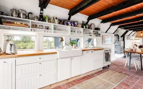 Arendine - 250M from the Sea: Køkken, Countertop, Møbel, Cabinetry, Indretning, Gulvbelægning, Køkken Apparat, Træ, Større Bandage, Loft