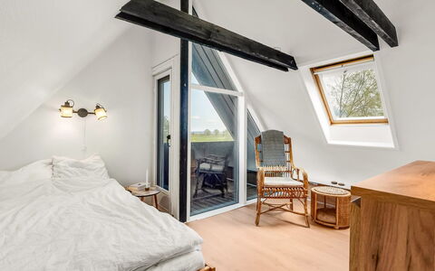 Arendine - 250M from the Sea: Træ, Møbel, Soveværelse, Loft, Gulvbelægning, Indretning, Etage, Trægulve, Seng, Hjem