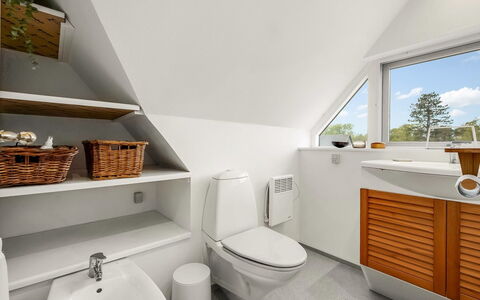 Arendine - 250M from the Sea: Gulvbelægning, Sanitærarmatur, Indretning, Etage, Træ, Toilet, Badeværelse, Håndvask, Badeværelsesskab, Tap