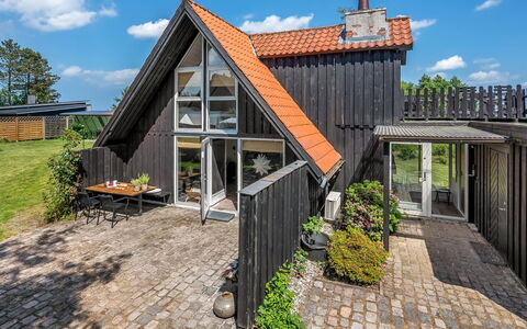 Arendine - 250M from the Sea: Træ, Tag, Arkitektur, Hjem, Sommerhus, Dør, Sidespor, Hældning, Have, Estate