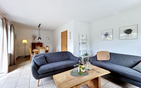 Fridas Traum: Møbel, Indretning, Couch, Gulvbelægning, Væg, Etage, Stue, Træ, Værelse, Bord