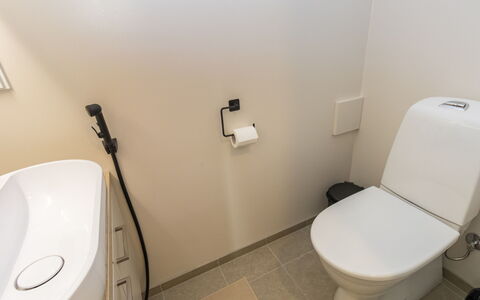 Saariselän Aavahelmi C: Toiletbræt, Badeværelse, Toilet, Sanitærarmatur, Gulvbelægning, Etage, Indretning, Vvs, Flise, Tap