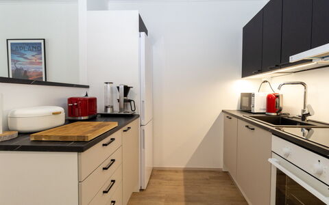 Lomapesä: Køkken, Køkken Apparat, Countertop, Cabinetry, Indretning, Større Bandage, Møbel, Gulvbelægning, Træ, Komfur