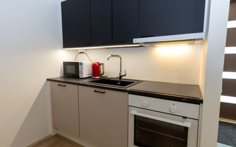 Lomapesä: Køkken, Køkken Apparat, Countertop, Større Bandage, Indretning, Cabinetry, Køkkenvask, Gulvbelægning, Komfur, Komfur