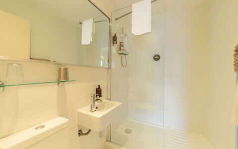 Babbacombe: Badeværelse, Sanitærarmatur, Væg, Indretning, Gulvbelægning, Etage, Badeværelsesvask, Tap, Vvs, Håndvask