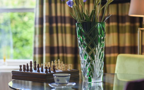 Warberries: Møbel, Indretning, Bord, Belysning, Glas, Vase, Gardin, Vindue Behandling, Værelse