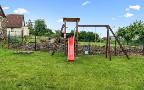 Happy Home: Legetøjsrutsjebane, Legepladsudstyr, Land Lot, Chute, Menneskelig Bosættelse, Almindeligt, Legeplads, Have, Backyard, Lawn