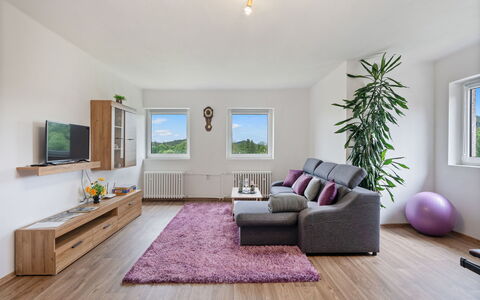 Happy Home: Møbel, Indretning, Gulvbelægning, Couch, Etage, Stue, Træ, Television, Loft, Værelse