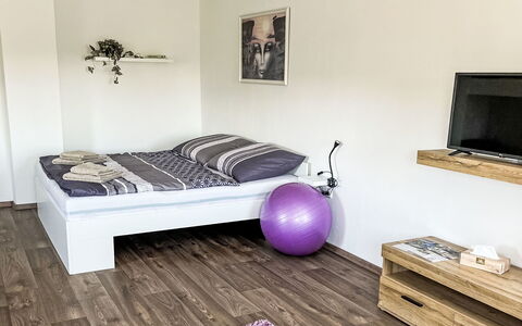Happy Home: Møbel, Etage, Gulvbelægning, Seng, Indretning, Soveværelse, Trægulve, Træ, Værelse, Sengetøj