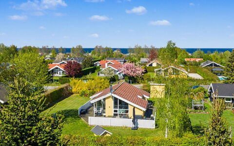 Sote - 330M from the Sea: Tag, Hus, Hjem, Sommerhus, Dør, Sidespor, Estate, Lawn, Gård, Veranda
