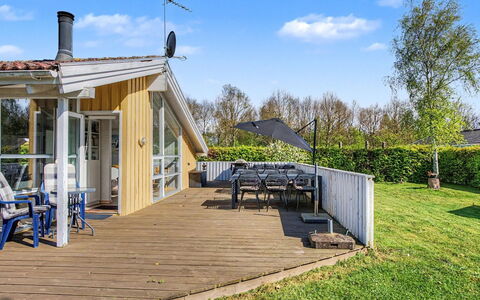 Sote - 330M from the Sea: Tag, Hus, Hjem, Sommerhus, Dør, Sidespor, Estate, Lawn, Gård, Veranda