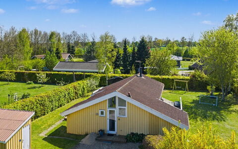 Sote - 330M from the Sea: Tag, Hus, Hjem, Sommerhus, Dør, Sidespor, Estate, Lawn, Gård, Veranda